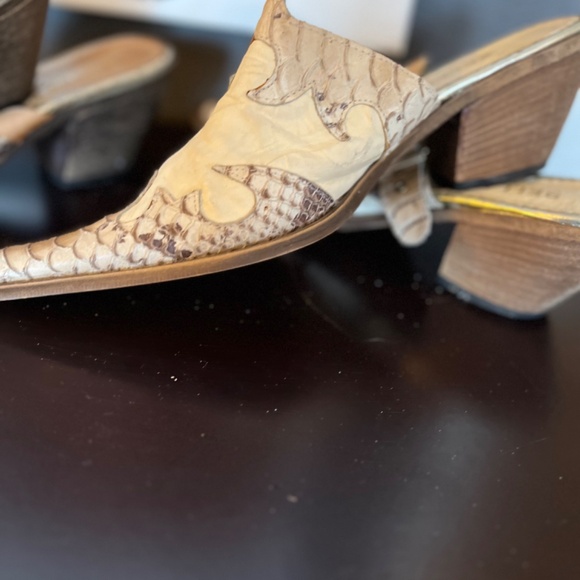 Ladies Designer Heels
Burberry, Costume National, Cavalli, BCBG - Picture 13 of 14